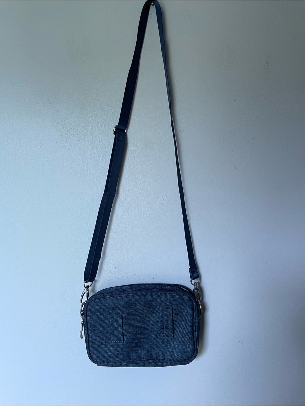 NWOT Baggallini Navy Denim Crossbody/Belt Bag - Picture 4 of 11